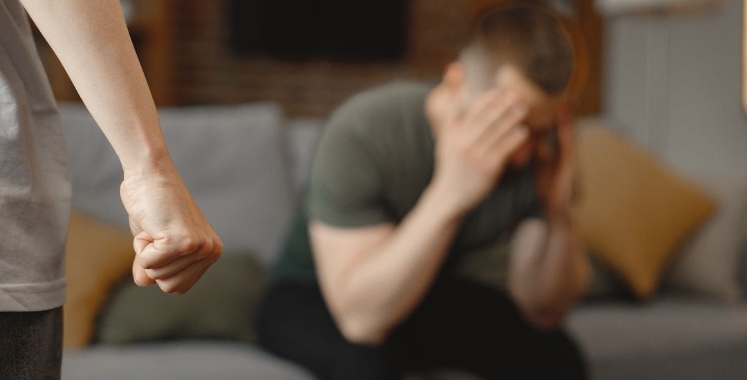 Violenza sugli uomini: un nuovo studio svela la realtà